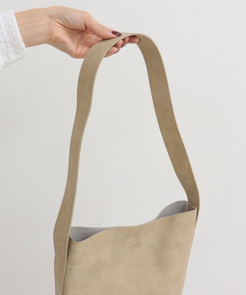 fredy emue（フレディエミュ）の「【BEAURE/ビュレ】ヌバックワンショルバッグ（ショルダーバッグ・レディース・グレイッシュベージュ/ベージュ・FREE）」の13枚目の写真