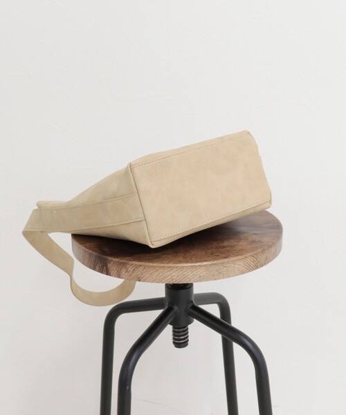 fredy emue（フレディエミュ）の「【BEAURE/ビュレ】ヌバックワンショルバッグ（ショルダーバッグ・レディース・グレイッシュベージュ/ベージュ・FREE）」の14枚目の写真