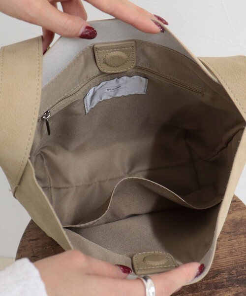 fredy emue（フレディエミュ）の「【BEAURE/ビュレ】ヌバックワンショルバッグ（ショルダーバッグ・レディース・グレイッシュベージュ/ベージュ・FREE）」の16枚目の写真