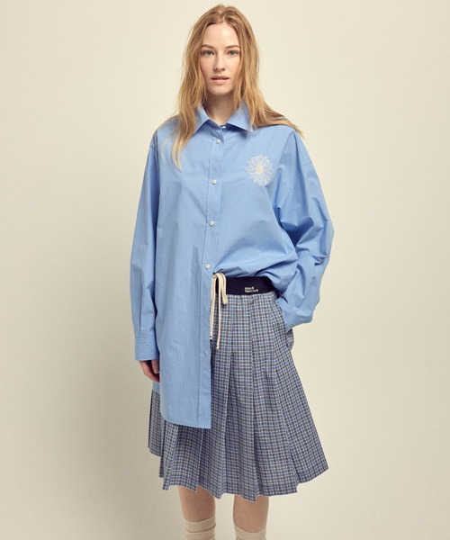 Mardi Mercredi（マルディメクルディ）の「COTTON OVERSIZED POPLIN SHIRT / コットン オーバーサイズ ポプリン シャツ（シャツ/ブラウス・レディース・ブルー/ホワイト・FREE）」の10枚目の写真