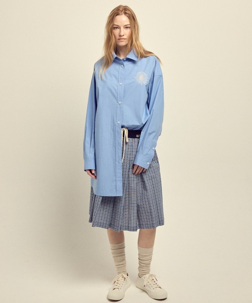 Mardi Mercredi（マルディメクルディ）の「COTTON OVERSIZED POPLIN SHIRT / コットン オーバーサイズ ポプリン シャツ（シャツ/ブラウス・レディース・ブルー/ホワイト・FREE）」の12枚目の写真