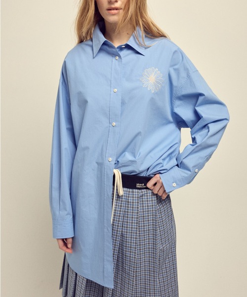 Mardi Mercredi（マルディメクルディ）の「COTTON OVERSIZED POPLIN SHIRT / コットン オーバーサイズ ポプリン シャツ（シャツ/ブラウス・レディース・ブルー/ホワイト・FREE）」の13枚目の写真