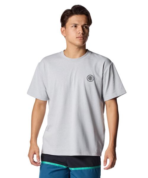 UNDER ARMOUR(アンダーアーマー)の「UAヘビーウエイト パッチ ショートスリーブ Tシャツ(ライフスタイル/メンズ)(Tシャツ/カットソー・メンズ・グレー・M/S/XL/3XL/L/2XL)」の1枚目の写真