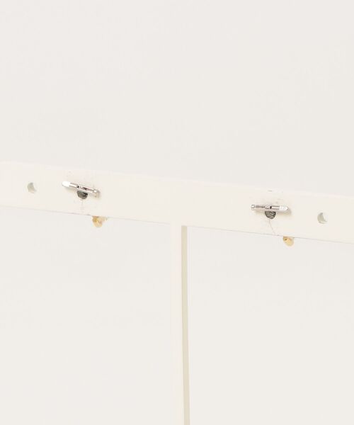 BAQLESS（バックレス）の「[BAQLESS/バックレス] HONESTY LEAF WHITE ピアス（ピアス（両耳用）・レディース・ホワイト・ONE SIZE）」の5枚目の写真