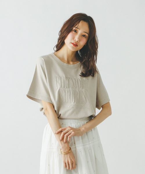 GLOBAL WORK(グローバルワーク)の「ピグメントカレッジプルオーバー6分袖/660939(Tシャツ/カットソー・レディース・グレイッシュベージュ/ダークブラウン/ブルー/ダークグレー・MEDIUM/LARGE)」の21枚目の写真