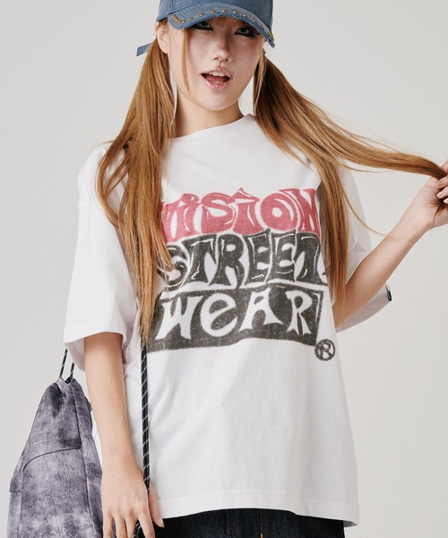 VISION STREET WEAR(ヴィジョンストリートウェア)の「【VISION STREET WEAR/ヴィジョンストリートウェア】50th Anniversary Project 半袖アートワークプリントTシャツ(Tシャツ/カットソー・メンズ・ホワイト系3/ブラック系2/ベージュ系1/ホワイト系1/ホワイト系2/ブラック系1/ブラック系3/サックスブルー系1/サックスブルー系2/ピンク系1・M/L/LL/FREE)」の2枚目の写真