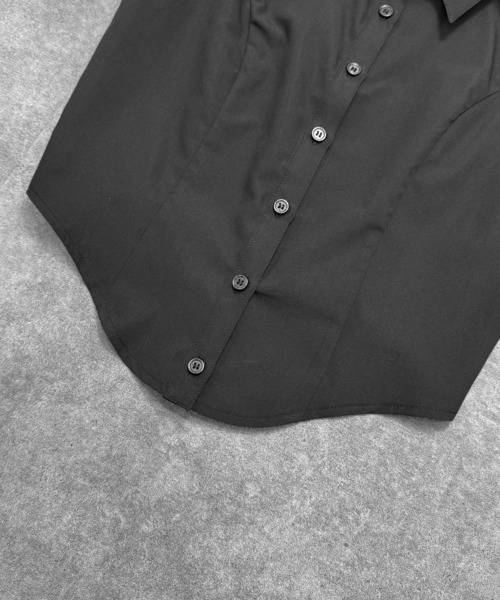 LVEU.(ラブユ.)の「【LVEU.】ノースリーブタイトシャツ / トップス シャツ ノースリーブ タイト レギュラーカラー 無地 モード ゴシック ホワイト ブラック(シャツ/ブラウス・レディース・ブラック/ホワイト・FREE)」の6枚目の写真