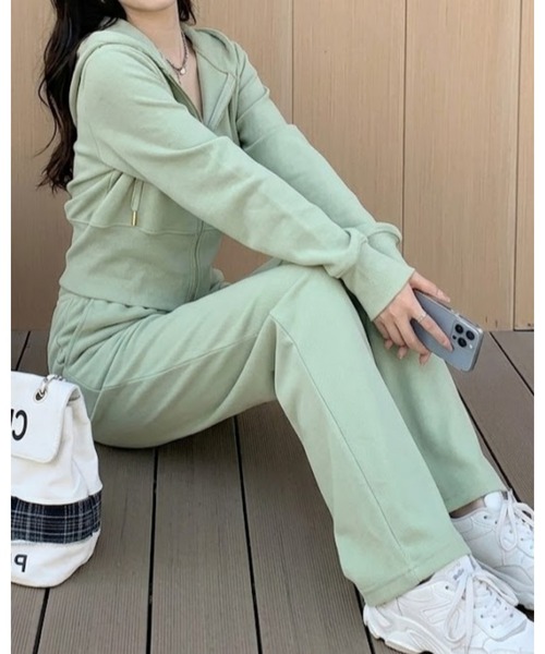 CHEER(チアー)の「ショート丈ジップパーカーリラクシング生地セットアップ(セットアップ・レディース・ブラック/アイボリー/グレー/ピンク/グリーン・FREE)」の4枚目の写真