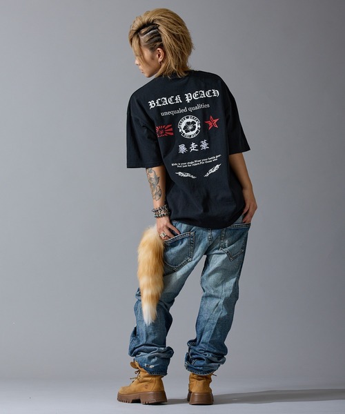 BLACK PEACH（ブラックピーチ）の「【BLACK PEACH】コラボプリント 半袖Tシャツ（Tシャツ/カットソー・レディース・ブラック・LARGE/MEDIUM/SMALL）」の2枚目の写真