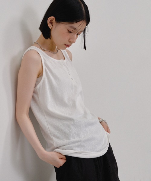 Shelly island(シェリーアイランド)の「ヘンリーネックタンクトップ(Tシャツ/カットソー・レディース・ホワイト/グレー/ブラック・FREE)」の2枚目の写真