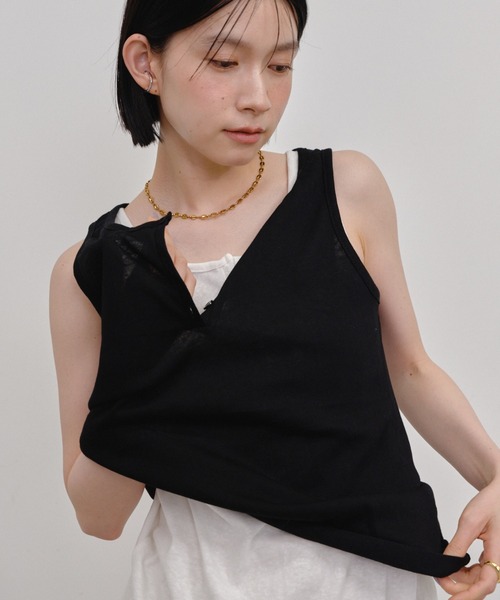 Shelly island(シェリーアイランド)の「ヘンリーネックタンクトップ(Tシャツ/カットソー・レディース・ホワイト/グレー/ブラック・FREE)」の3枚目の写真