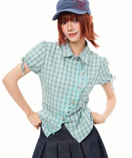 gossip!ロサンゼルス(ゴシップロサンゼルス)の「【Y2Kガーリー】レトロチェック柄キャット刺繍半袖ブラウス アシンメトリー ハートボタン パフスリーブ(シャツ/ブラウス・レディース・チェック・M)」の1枚目の写真