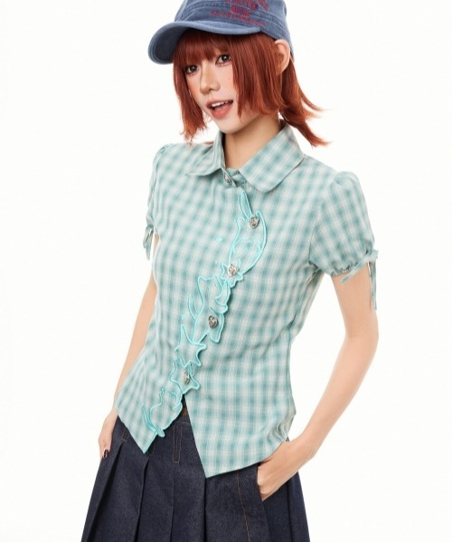 gossip!ロサンゼルス(ゴシップロサンゼルス)の「【Y2Kガーリー】レトロチェック柄キャット刺繍半袖ブラウス アシンメトリー ハートボタン パフスリーブ(シャツ/ブラウス・レディース・チェック・M)」の2枚目の写真