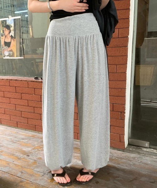 &soiree(アンドソワレ)の「ハイウエストギャザー入りカットバルーンパンツ(その他パンツ・レディース・ブラック/グレー・LARGE/SMALL/MEDIUM)」の6枚目の写真