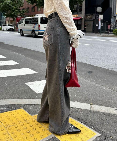 CIAOPANIC（チャオパニック）の「フラワーパッチダメージデニムパンツ（デニムパンツ・レディース・ブラック/ブルー・X-SMALL/MEDIUM/SMALL）」の5枚目の写真