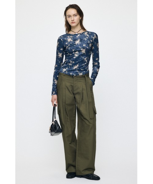 MOUSSY(マウジー)の「2WAY FLOWER VELOUR トップス(Tシャツ/カットソー・レディース・アイボリー/ネイビー・FREE)」の9枚目の写真