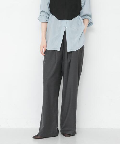 URBAN RESEARCH(アーバンリサーチ)の「『UR TECH SMOOTHLUXE』ウール混タックギャザーストレートパンツ(その他パンツ・レディース・ベージュ系その他/ライトグレー/チャコールグレー/ブルー系その他・40/38/36)」の2枚目の写真
