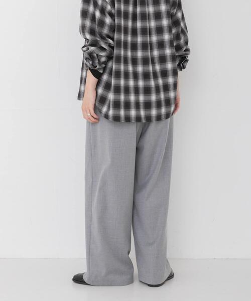 URBAN RESEARCH(アーバンリサーチ)の「『UR TECH SMOOTHLUXE』ウール混タックギャザーストレートパンツ(その他パンツ・レディース・ベージュ系その他/ライトグレー/チャコールグレー/ブルー系その他・40/38/36)」の5枚目の写真