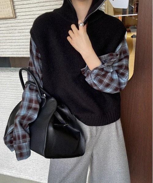 &soiree(アンドソワレ)の「レイヤードニットトップスチェック柄シャツ(ニット/セーター・レディース・チャコールグレー/ブラック/オフホワイト/グレー・FREE)」の2枚目の写真