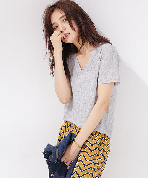 NANO universe（ナノユニバース）の「リネン混VネックTシャツ（Tシャツ/カットソー・レディース・ホワイト/ベージュ/ネイビー/ブラック/グレー・FREE）」の4枚目の写真