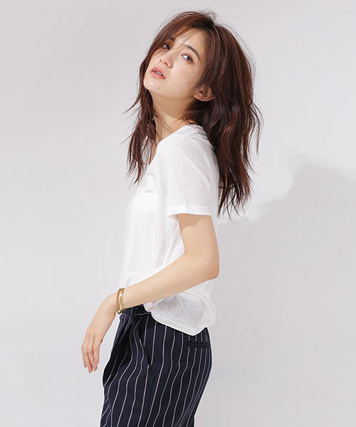 NANO universe（ナノユニバース）の「リネン混VネックTシャツ（Tシャツ/カットソー・レディース・ホワイト/ベージュ/ネイビー/ブラック/グレー・FREE）」の2枚目の写真