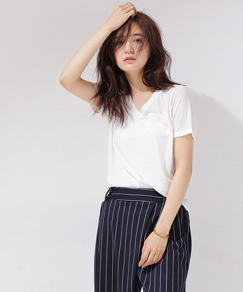 NANO universe（ナノユニバース）の「リネン混VネックTシャツ（Tシャツ/カットソー・レディース・ホワイト/ベージュ/ネイビー/ブラック/グレー・FREE）」の13枚目の写真