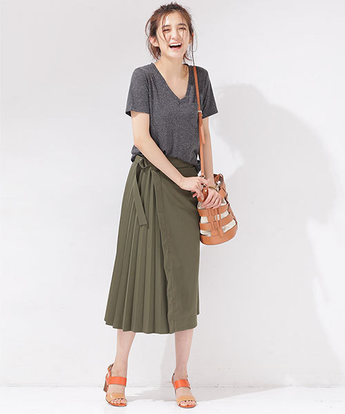 NANO universe（ナノユニバース）の「リネン混VネックTシャツ（Tシャツ/カットソー・レディース・ホワイト/ベージュ/ネイビー/ブラック/グレー・FREE）」の17枚目の写真