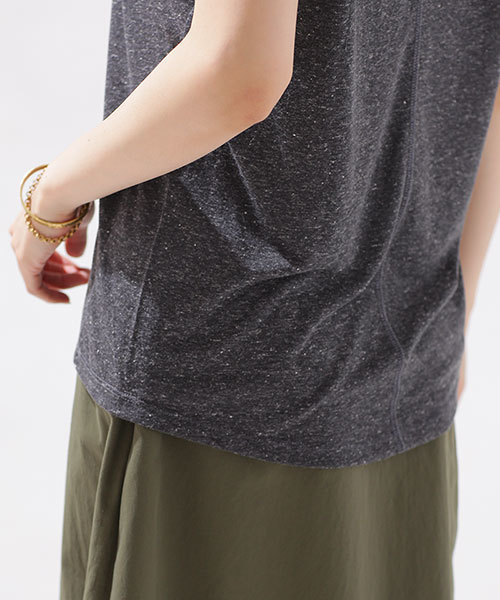 NANO universe（ナノユニバース）の「リネン混VネックTシャツ（Tシャツ/カットソー・レディース・ホワイト/ベージュ/ネイビー/ブラック/グレー・FREE）」の6枚目の写真