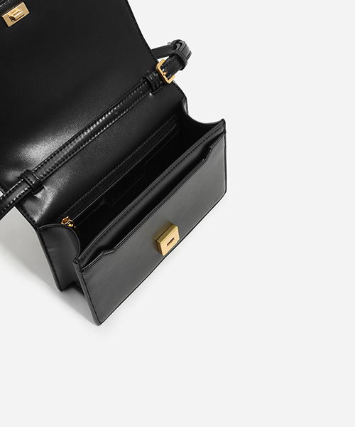 CHARLES & KEITH(チャールズ & キース)の「オーバーサイズバックルスリングバッグ / OVERSIZED BUCKLE SLING BAG(メッセンジャーバッグ・レディース・バーガンディー/ブラック・S)」の6枚目の写真