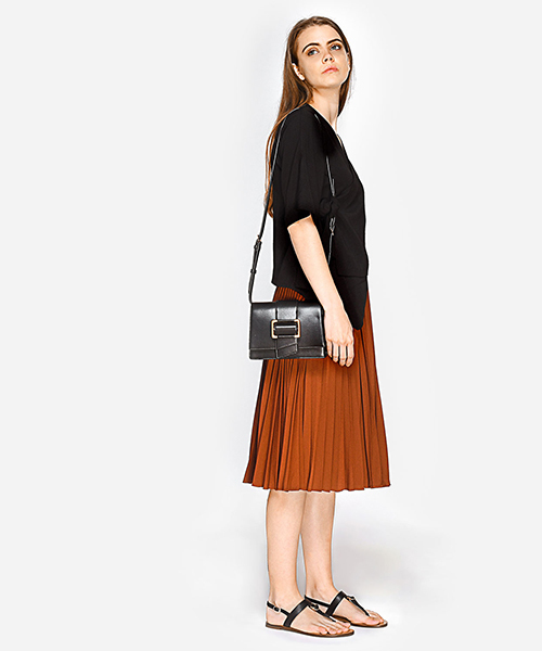 CHARLES & KEITH(チャールズ & キース)の「オーバーサイズバックルスリングバッグ / OVERSIZED BUCKLE SLING BAG(メッセンジャーバッグ・レディース・バーガンディー/ブラック・S)」の7枚目の写真