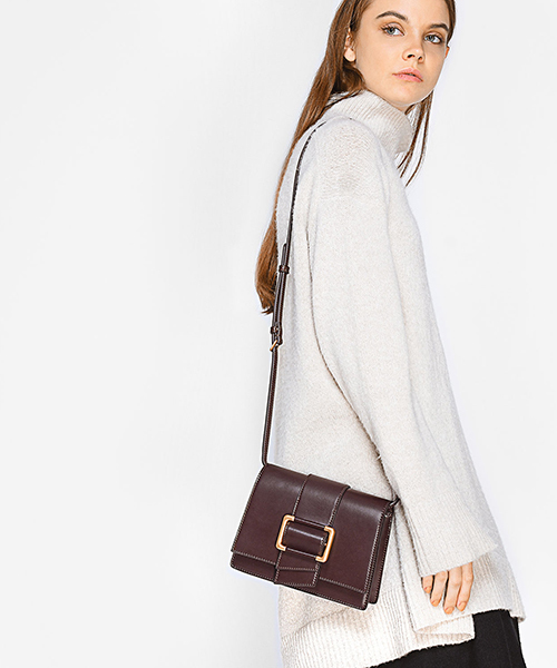 CHARLES & KEITH(チャールズ & キース)の「オーバーサイズバックルスリングバッグ / OVERSIZED BUCKLE SLING BAG(メッセンジャーバッグ・レディース・バーガンディー/ブラック・S)」の8枚目の写真
