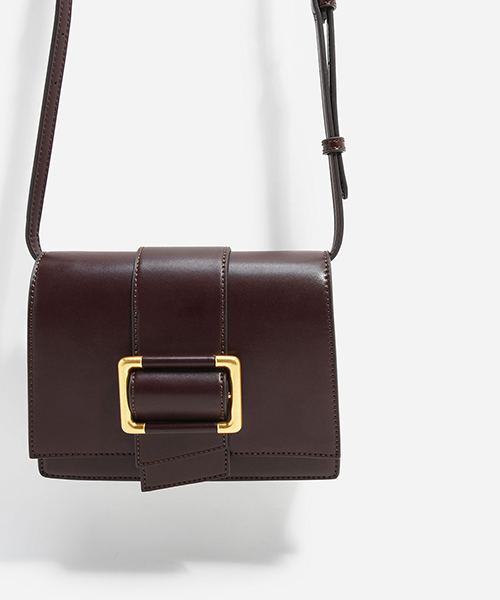 CHARLES & KEITH(チャールズ & キース)の「オーバーサイズバックルスリングバッグ / OVERSIZED BUCKLE SLING BAG(メッセンジャーバッグ・レディース・バーガンディー/ブラック・S)」の10枚目の写真