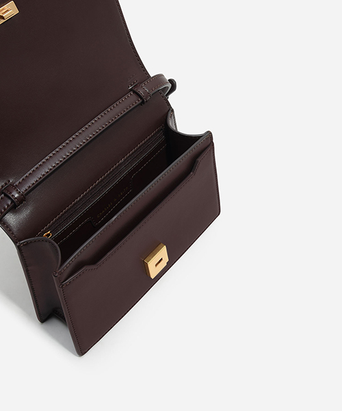 CHARLES & KEITH(チャールズ & キース)の「オーバーサイズバックルスリングバッグ / OVERSIZED BUCKLE SLING BAG(メッセンジャーバッグ・レディース・バーガンディー/ブラック・S)」の11枚目の写真