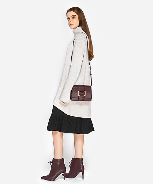 CHARLES & KEITH(チャールズ & キース)の「オーバーサイズバックルスリングバッグ / OVERSIZED BUCKLE SLING BAG(メッセンジャーバッグ・レディース・バーガンディー/ブラック・S)」の12枚目の写真