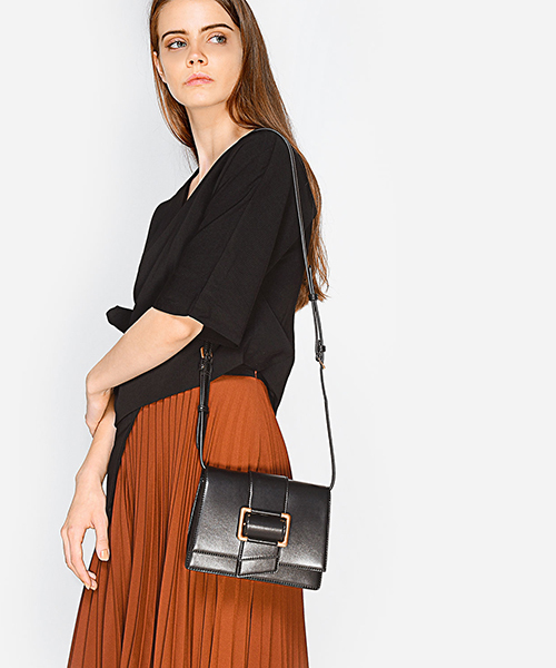CHARLES & KEITH(チャールズ & キース)の「オーバーサイズバックルスリングバッグ / OVERSIZED BUCKLE SLING BAG(メッセンジャーバッグ・レディース・バーガンディー/ブラック・S)」の3枚目の写真