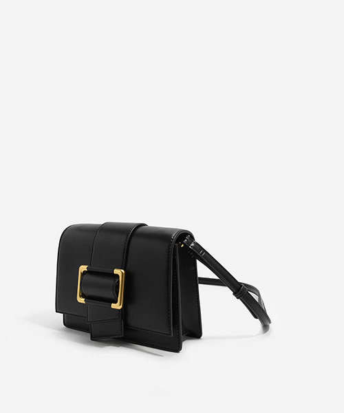 CHARLES & KEITH(チャールズ & キース)の「オーバーサイズバックルスリングバッグ / OVERSIZED BUCKLE SLING BAG(メッセンジャーバッグ・レディース・バーガンディー/ブラック・S)」の4枚目の写真