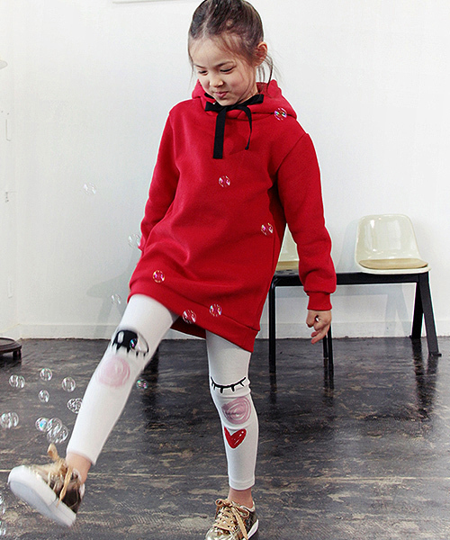 Rora（ローラ）の「Rora レッドローマン 裏起毛 ロングパーカー （パーカー・キッズ・レッド・90cm/100cm/110cm/120cm/130cm）」の4枚目の写真