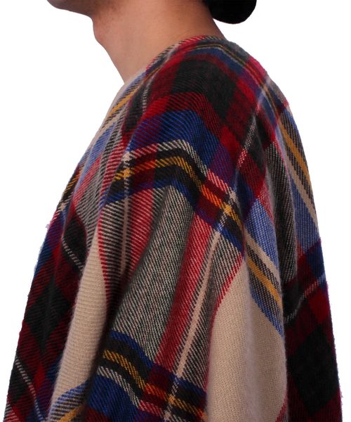 ８(eight)（エイト）の「チェックポンチョ 大判 マフラー ストール（ポンチョ・メンズ・ブラック/ベージュ/レッド/グリーン・FREE）」の7枚目の写真