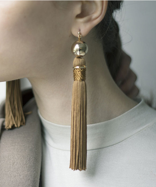 Ameri（アメリ）の「TASSEL BALL PIERCE（ピアス（両耳用）・レディース・シルバー/ゴールド・FREE）」の2枚目の写真