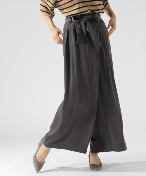 BAYFLOW(ベイフロー)の「ウエストリボンワイドパンツ 18AW(その他パンツ・レディース・チャコール/ベージュ/カーキ/ダークブルー・SMALL/MEDIUM)」の8枚目の写真
