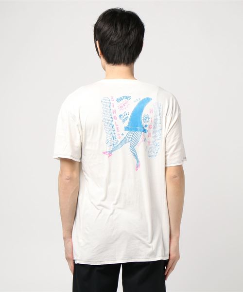 Hurley (ハーレー)の「M LTWT SINGLES NIGHT TEE SS / バックプリントTシャツ / ユニセックス(Tシャツ/カットソー・メンズ・ブラック/アイボリー・SMALL/MEDIUM/LARGE)」の5枚目の写真