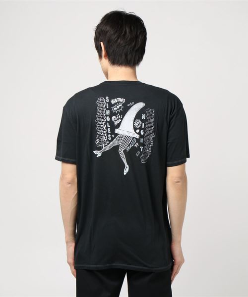 Hurley (ハーレー)の「M LTWT SINGLES NIGHT TEE SS / バックプリントTシャツ / ユニセックス(Tシャツ/カットソー・メンズ・ブラック/アイボリー・SMALL/MEDIUM/LARGE)」の3枚目の写真