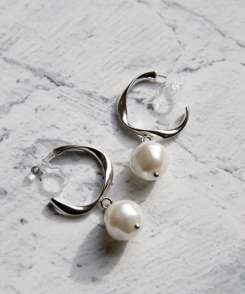 colleca la（コレカラ）の「ノンホール・ねじれフープとパールの樹脂イヤリング〈金属アレルギー対応〉（イヤリング・レディース・シルバー/ゴールド・ﾌﾘ-）」の2枚目の写真