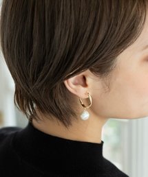 ノンホール・ねじれフープとパールの樹脂イヤリング〈金属アレルギー対応〉