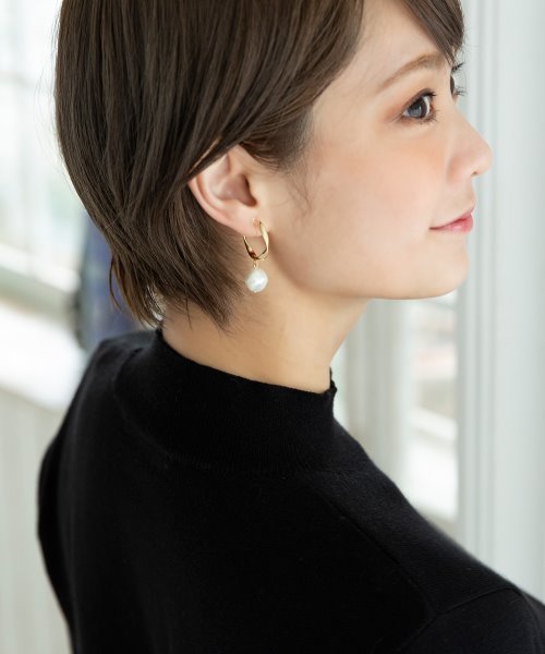colleca la（コレカラ）の「ノンホール・ねじれフープとパールの樹脂イヤリング〈金属アレルギー対応〉（イヤリング・レディース・シルバー/ゴールド・ﾌﾘ-）」の3枚目の写真