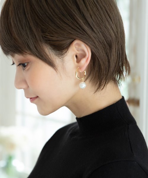 colleca la（コレカラ）の「ノンホール・ねじれフープとパールの樹脂イヤリング〈金属アレルギー対応〉（イヤリング・レディース・シルバー/ゴールド・ﾌﾘ-）」の4枚目の写真
