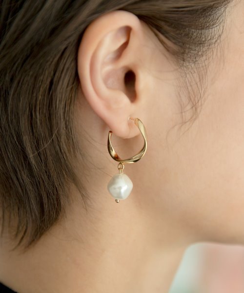 colleca la（コレカラ）の「ノンホール・ねじれフープとパールの樹脂イヤリング〈金属アレルギー対応〉（イヤリング・レディース・シルバー/ゴールド・ﾌﾘ-）」の5枚目の写真