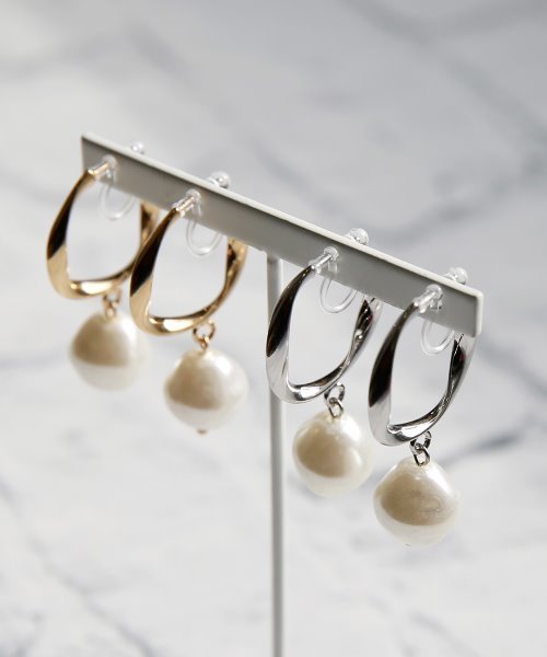 colleca la（コレカラ）の「ノンホール・ねじれフープとパールの樹脂イヤリング〈金属アレルギー対応〉（イヤリング・レディース・シルバー/ゴールド・ﾌﾘ-）」の6枚目の写真