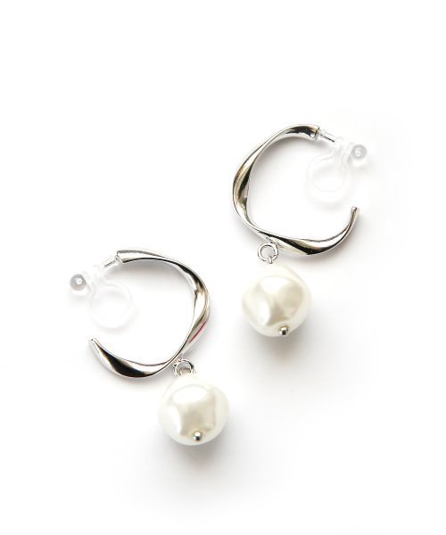 colleca la（コレカラ）の「ノンホール・ねじれフープとパールの樹脂イヤリング〈金属アレルギー対応〉（イヤリング・レディース・シルバー/ゴールド・ﾌﾘ-）」の7枚目の写真