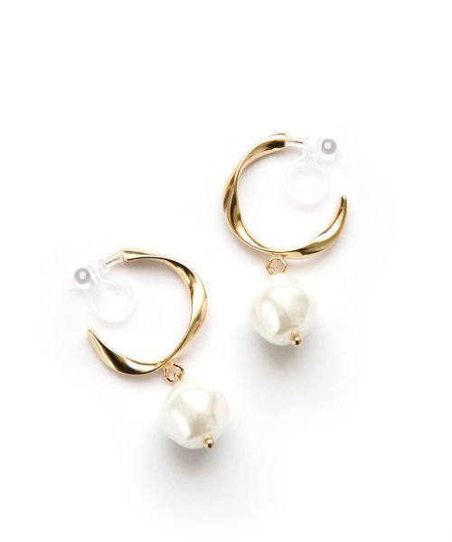 colleca la（コレカラ）の「ノンホール・ねじれフープとパールの樹脂イヤリング〈金属アレルギー対応〉（イヤリング・レディース・シルバー/ゴールド・ﾌﾘ-）」の8枚目の写真
